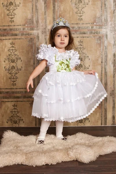 她头上的皇冠白色连衣裙的小女孩 — 图库照片