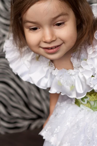그녀의 머리에 왕관과 백색 드레스 소녀 — 스톡 사진