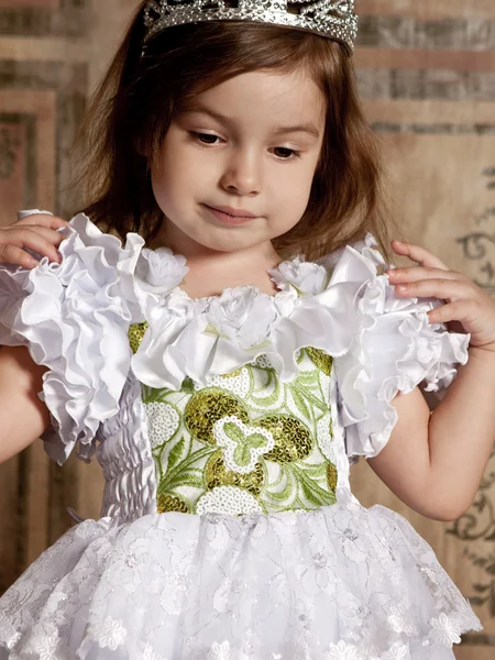 Κοριτσάκι σε λευκό φόρεμα με μια τιάρα στο κεφάλι της — Φωτογραφία Αρχείου