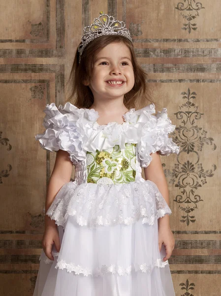 Маленька дівчинка в білій сукні з тіарою на голові — стокове фото
