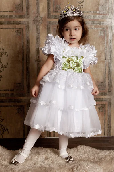 Маленькая девочка в белом платье с диадемой на голове — стоковое фото