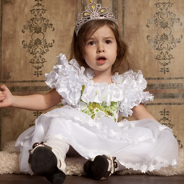 Petite fille en robe blanche avec une tiare sur la tête — Photo