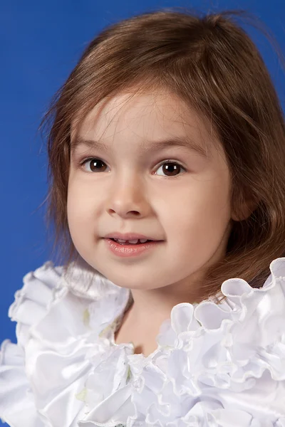 白い服を着てかわいい小さな女の子のクローズ アップの肖像画 — ストック写真