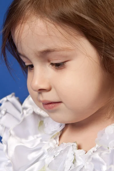 Portre portre sevimli küçük kız beyaz giyinmiş — Stok fotoğraf