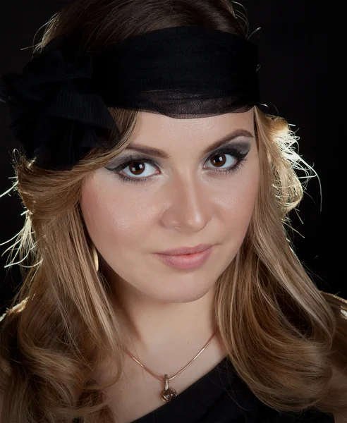 Een mooi meisje met een zwart lint op zijn hoofd — Stockfoto