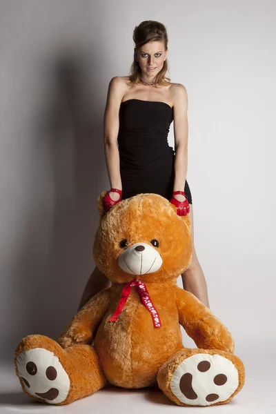 Büyük bir oyuncak ayı ile kız — Stok fotoğraf