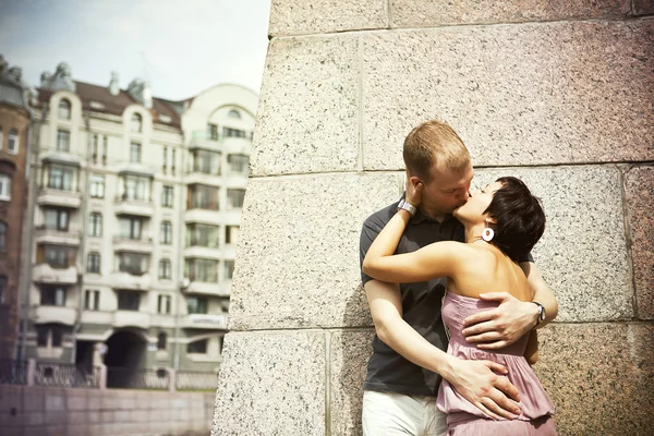 Пара целуется на улице — стоковое фото