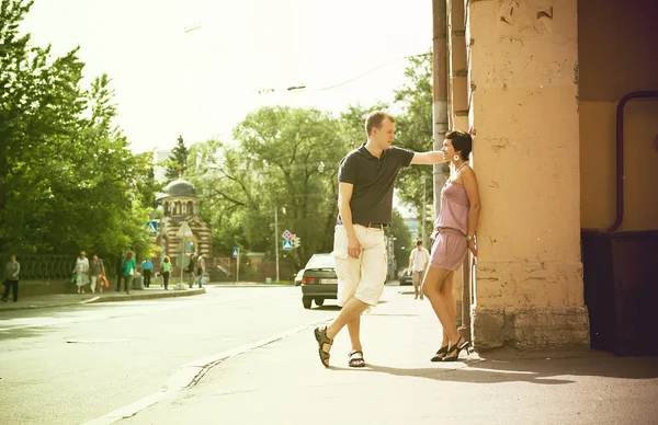 Couple standing on street — Stock Photo, Image