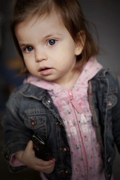 Portrét holčička v růžové a modré — Stock fotografie