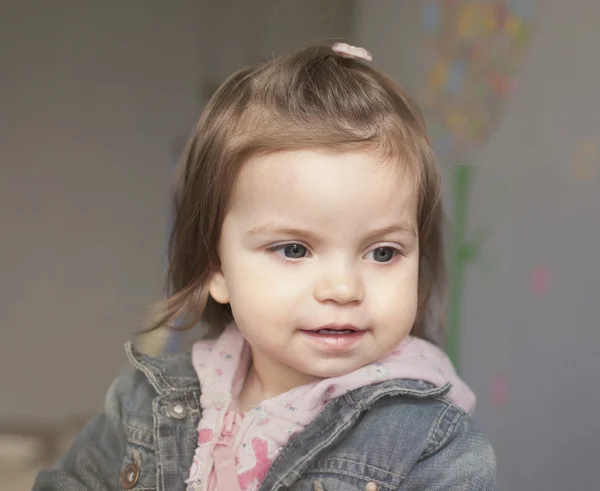 Porträt eines kleinen Mädchens in rosa und blau — Stockfoto