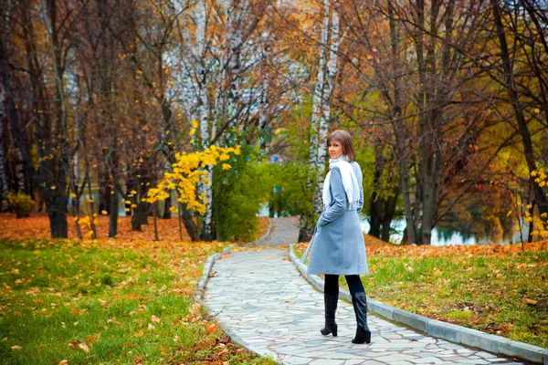 Portret van een mooi meisje op de achtergrond van de herfst par — Stockfoto