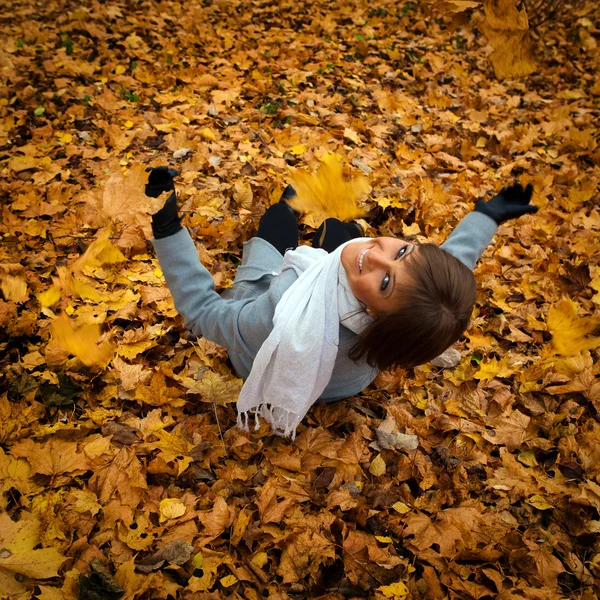 Retrato de uma menina bonita no fundo do outono lan — Fotografia de Stock