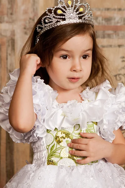 Başında bir taç ile beyaz elbiseli küçük kız — Stok fotoğraf