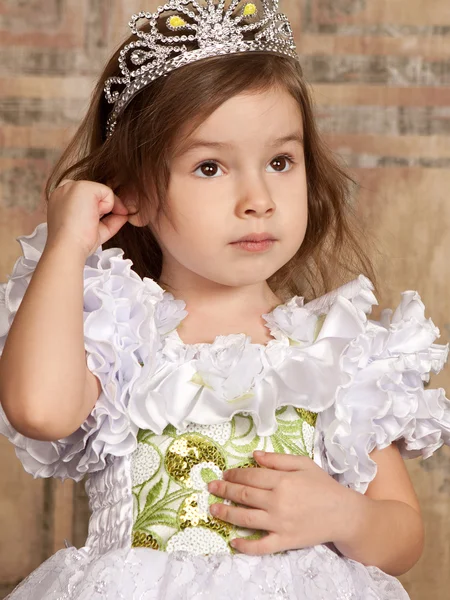 Niña en vestido blanco con una tiara en la cabeza —  Fotos de Stock