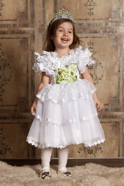 Маленькая девочка в белом платье с диадемой на голове — стоковое фото