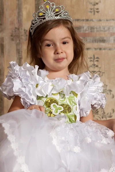 Başında bir taç ile beyaz elbiseli küçük kız — Stok fotoğraf