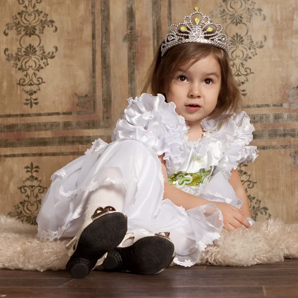 Petite fille en robe blanche avec une tiare sur la tête — Photo