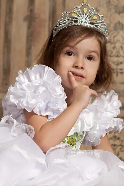 Niña en vestido blanco con una tiara en la cabeza —  Fotos de Stock
