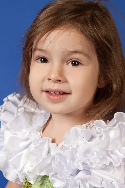 Nahaufnahme Porträt von niedlichen kleinen Mädchen in Weiß — Stockfoto