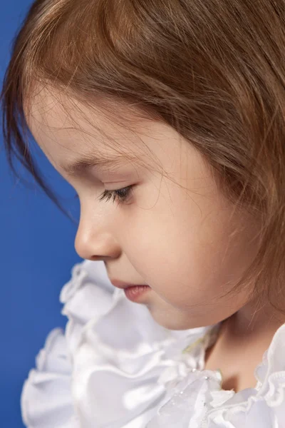 Portre portre sevimli küçük kız beyaz giyinmiş — Stok fotoğraf