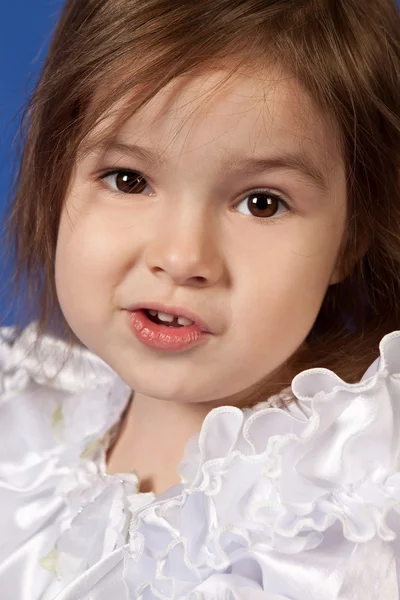 白い服を着てかわいい小さな女の子のクローズ アップの肖像画 — ストック写真