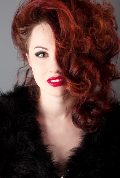 लाल होंठों के साथ एक सुंदर लाल बालों वाली महिला — स्टॉक फ़ोटो, इमेज