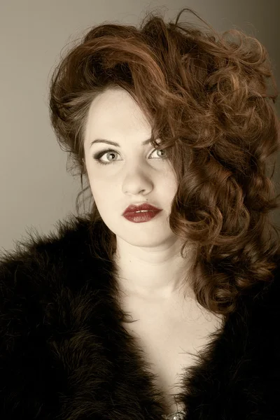 Una hermosa mujer pelirroja con labios rojos —  Fotos de Stock