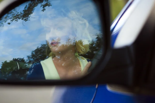 Mujer rubia sentada al volante de un coche — Foto de Stock