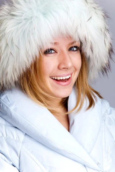 Portrait d'une belle femme en manteau de fourrure — Photo
