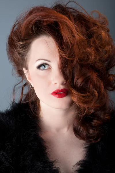En vacker rödhårig kvinna med röda läppar — Stockfoto