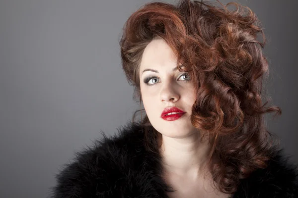 Egy gyönyörű vörös hajú nő, vörös ajkak — Stock Fotó