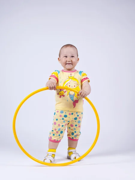 Studio hula hoo ile poz sarı elbiseli küçük bir kız — Stok fotoğraf