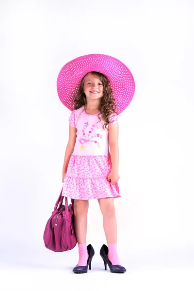 Petite fille dans une belle robe rose avec chapeau et sac — Photo