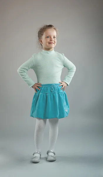Söt liten flicka i blå klänning — Stockfoto