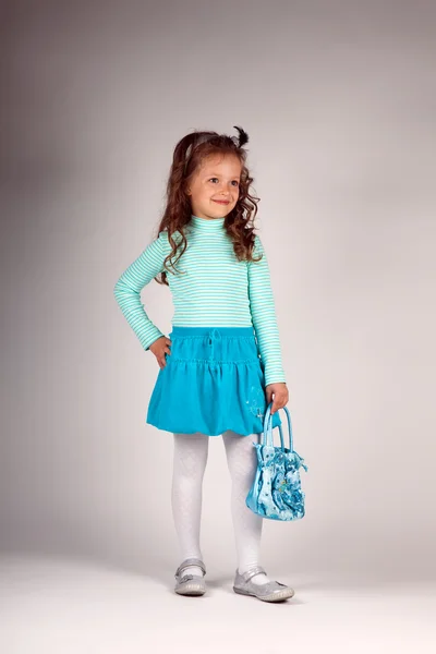Schattig klein meisje in blauwe jurk — Stockfoto