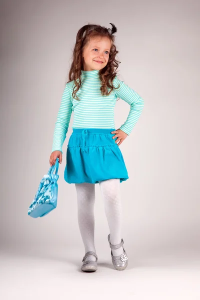 Niedliches kleines Mädchen im blauen Kleid — Stockfoto