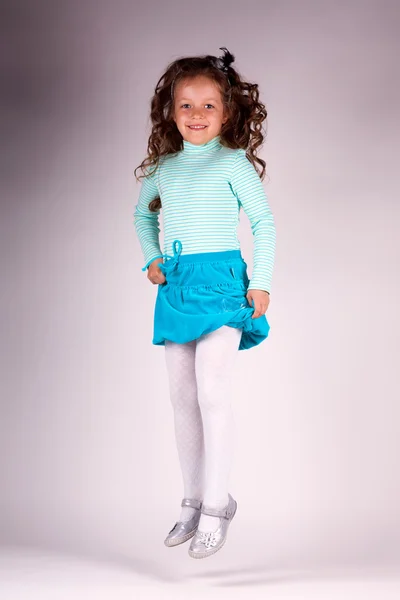 Schattig klein meisje in blauwe jurk — Stockfoto