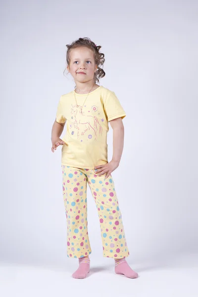 Nettes kleines Mädchen im gelben Pyjama — Stockfoto