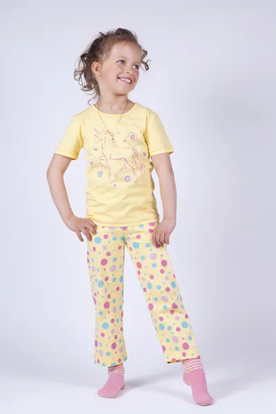 Schattig klein meisje in gele pyjama 's — Stockfoto