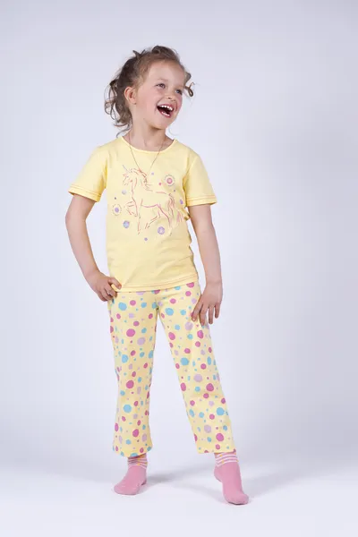 Cute dziewczynka w piżamie żółty — Zdjęcie stockowe