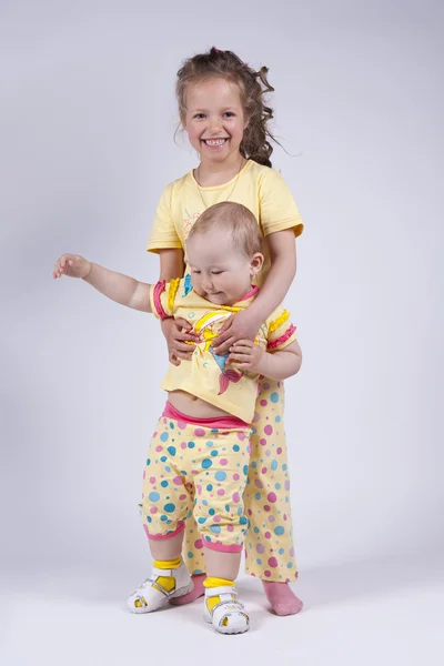 ピンクのパジャマで 2 つのかわいい女の子 — ストック写真