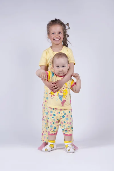 Iki sevimli kız pembe pijamaları — Stok fotoğraf