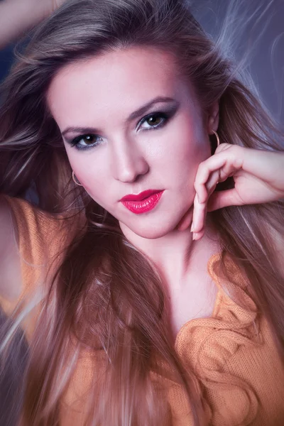 Güzel, sarışın bir yakın çekim kız portresi — Stok fotoğraf