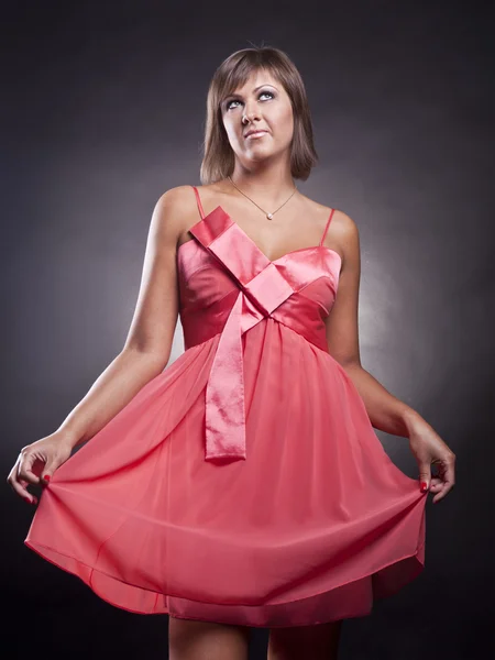 Closeup portret van brunette meisje in roze jurk — Stockfoto