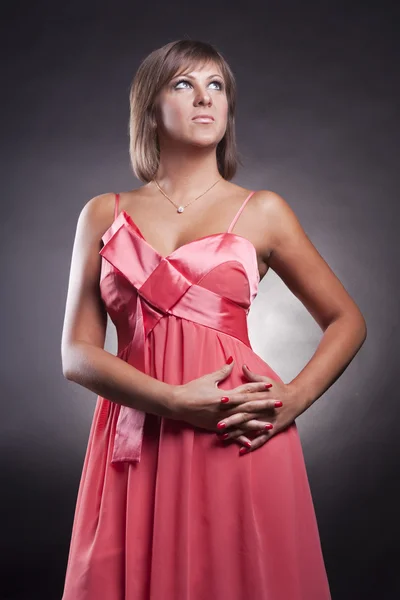 Zbliżenie portret brunetka dziewczyna w różowej sukience — Zdjęcie stockowe