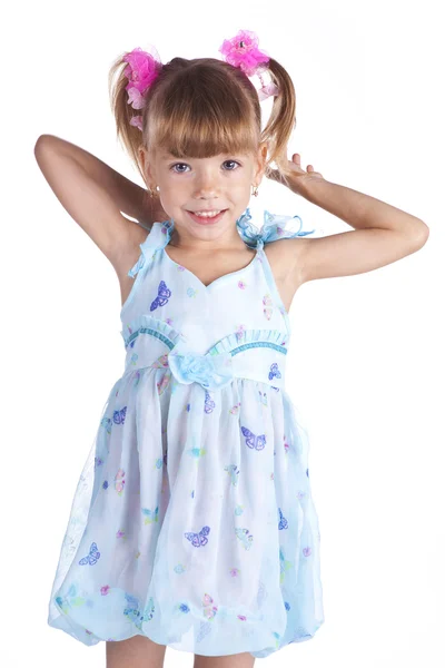 青いドレスでかわいい女の子の肖像画 — ストック写真