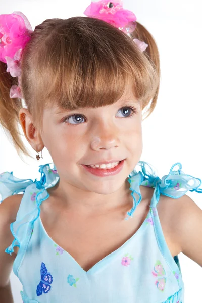 Portrét roztomilá holčička v modrých šatech — Stock fotografie