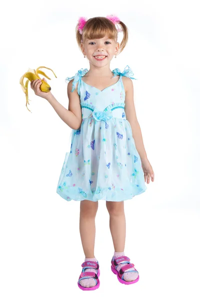 有在她手中的香蕉穿上蓝裙子的漂亮女孩 — 图库照片