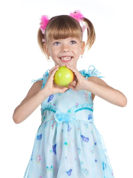 Mooi meisje in een blauwe jurk met een appel in haar hand — Stockfoto