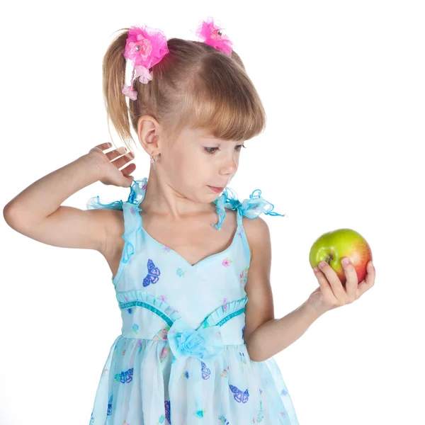 Egy alma, kezét a kék ruha a csinos lány — Stock Fotó